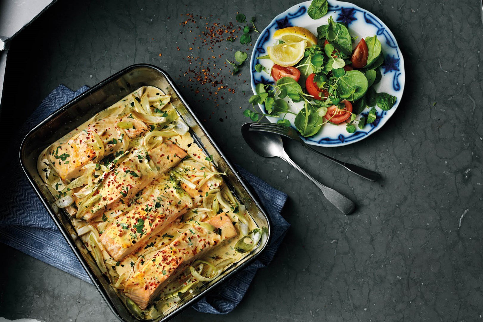 romige zalm in een oven schaal