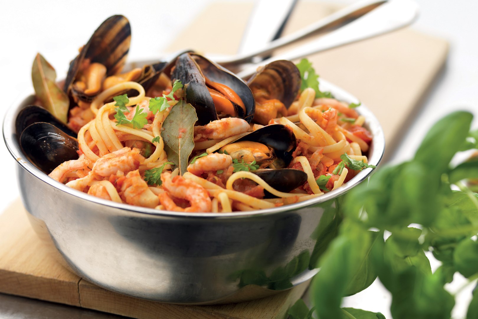 Pâtes aux fruits de mer, moules et vin blanc