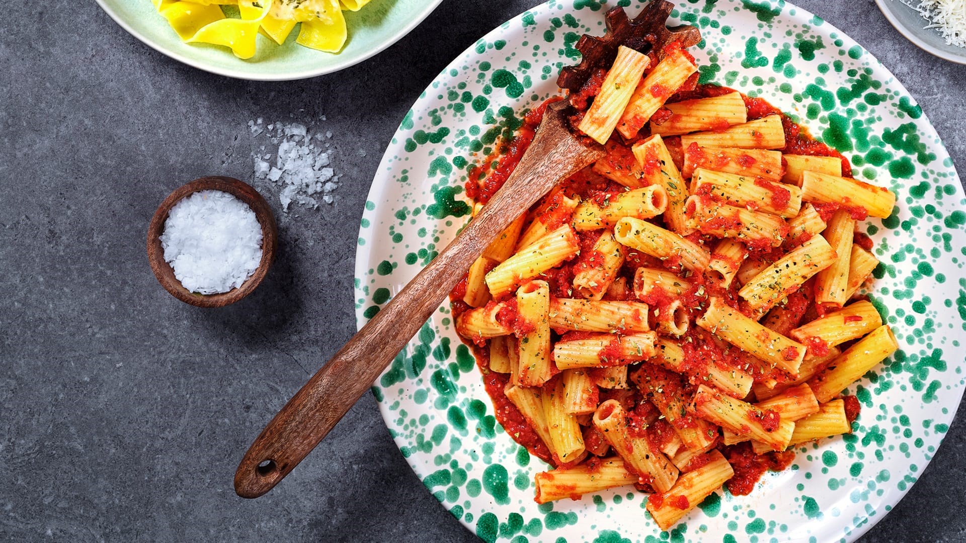 Tortiglioni med tomatsås på tallrik