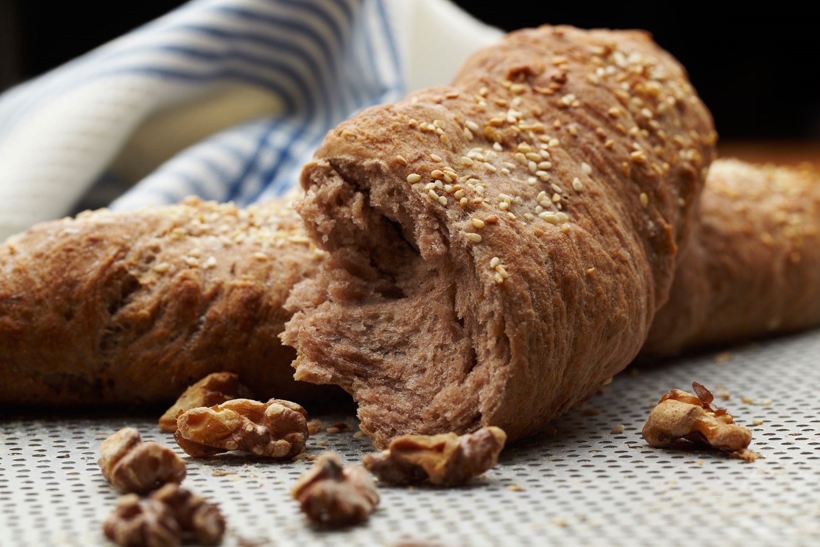 Valnötsbröd smaksatt med chili och sesam