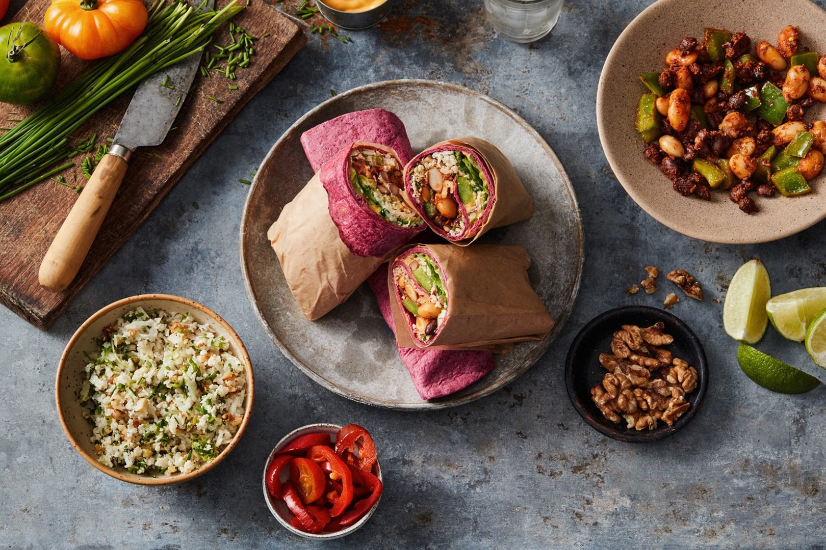 Burrito-Wrap mit Bohnenfüllung und Blumenkohlreis in Rote-Bete-Tortilla