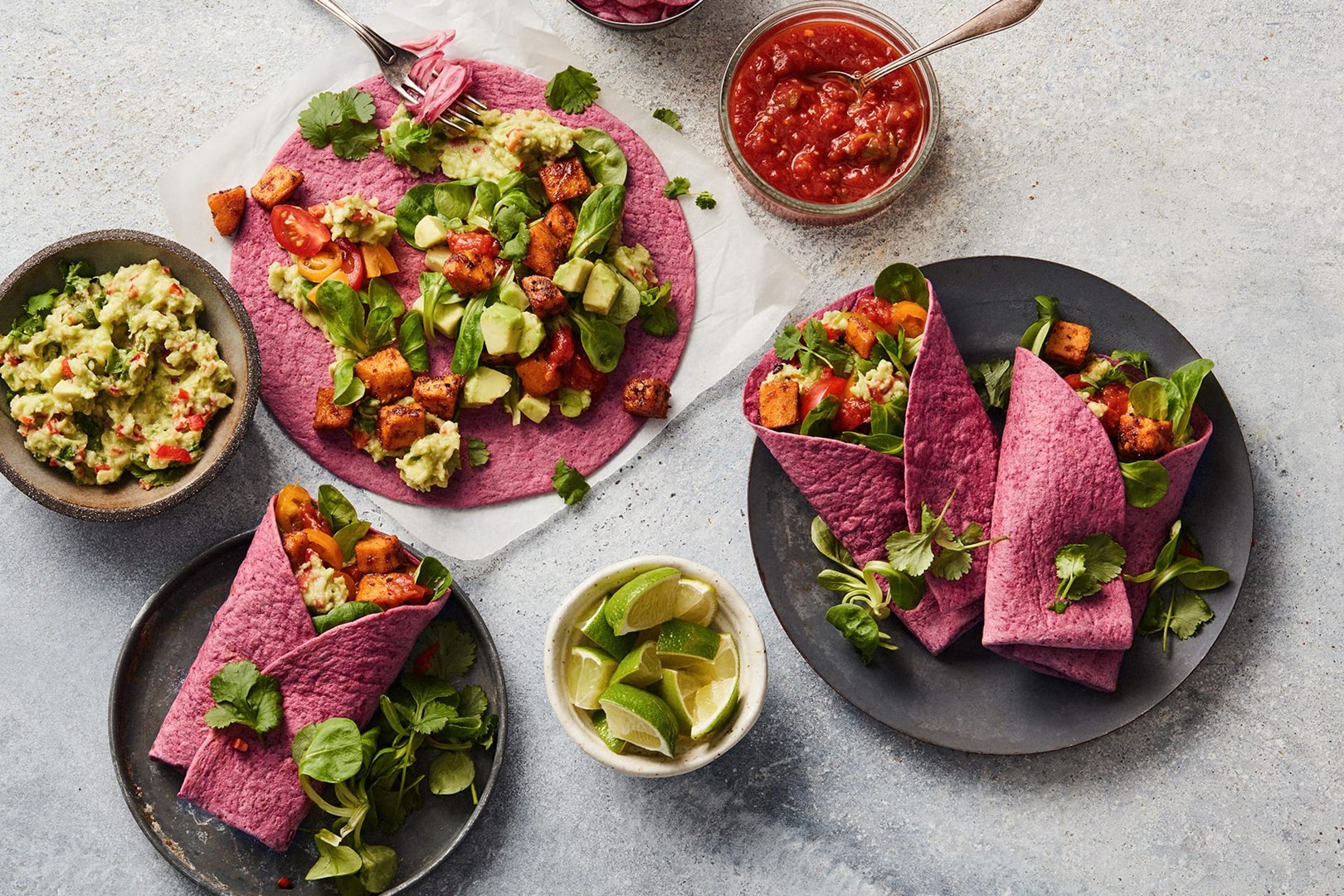 Bieten Tortilla fajita met vegetarische of vegan kip en ingelegde rode ui