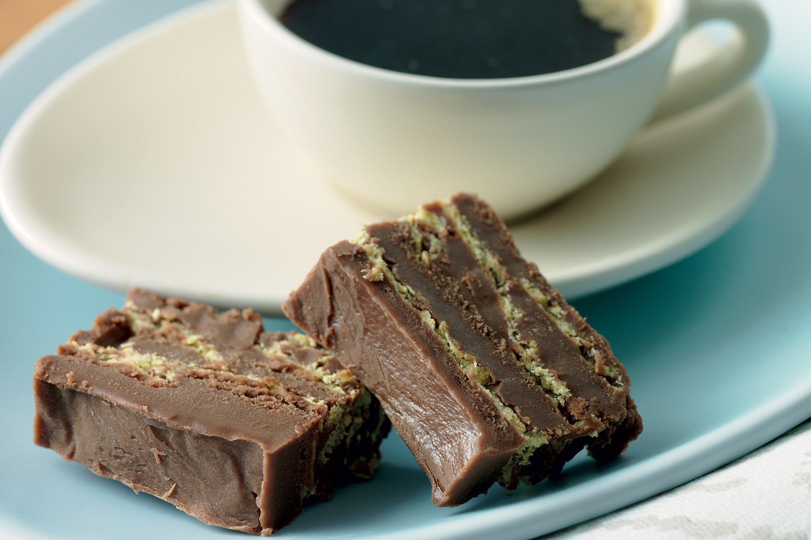 Chokladdessert med mörk choklad och krossade nachochips