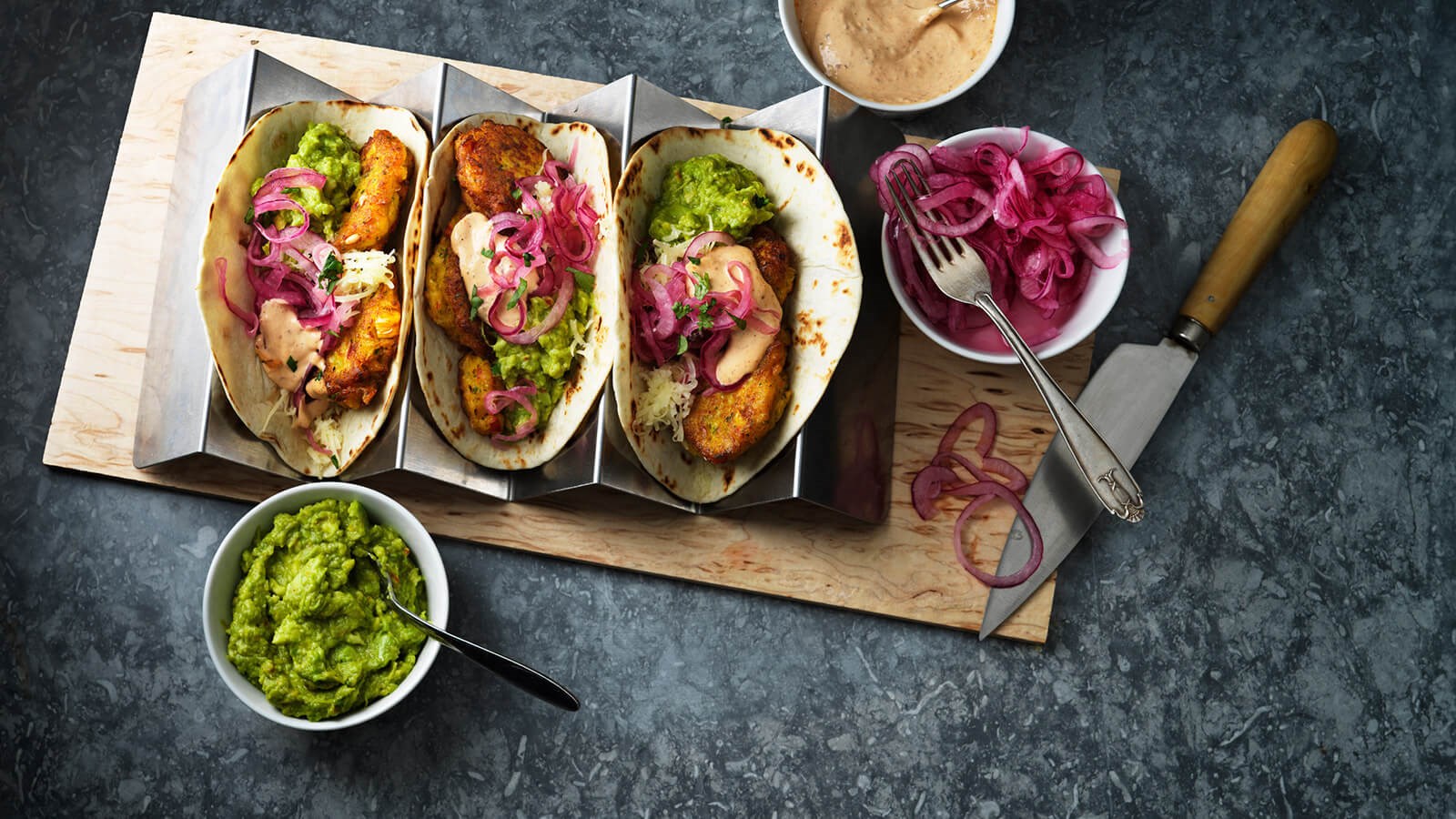 Trois tortillas avec corn fritters et guacamole