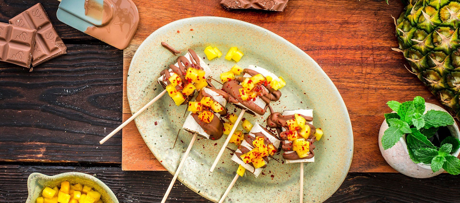 Frozen Schokoladen-Avocado-Spieße im Tortilla-Mantel mit Ananas und Chili