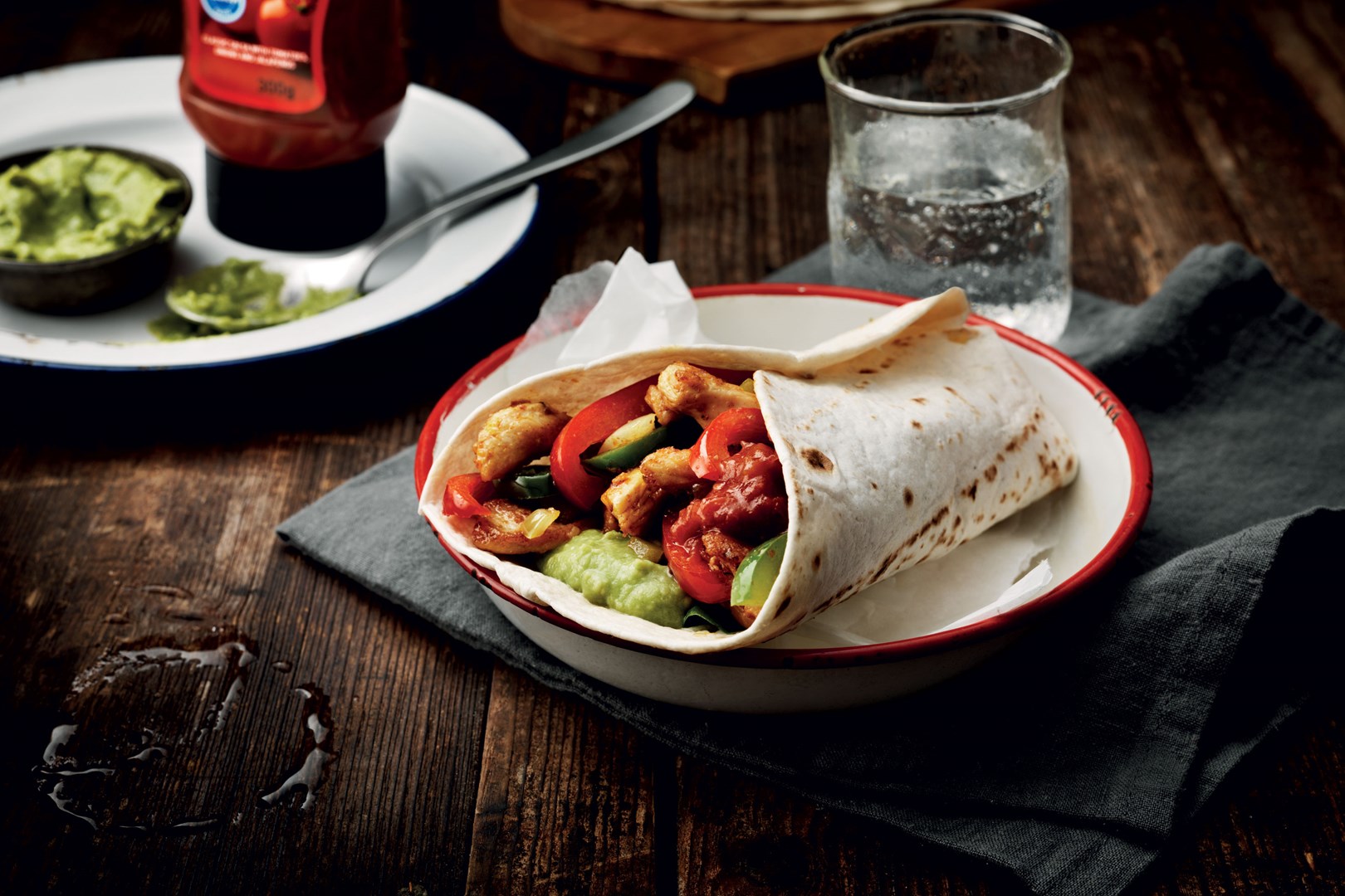 Kyllingfajita med salat, tacosaus og guacamole