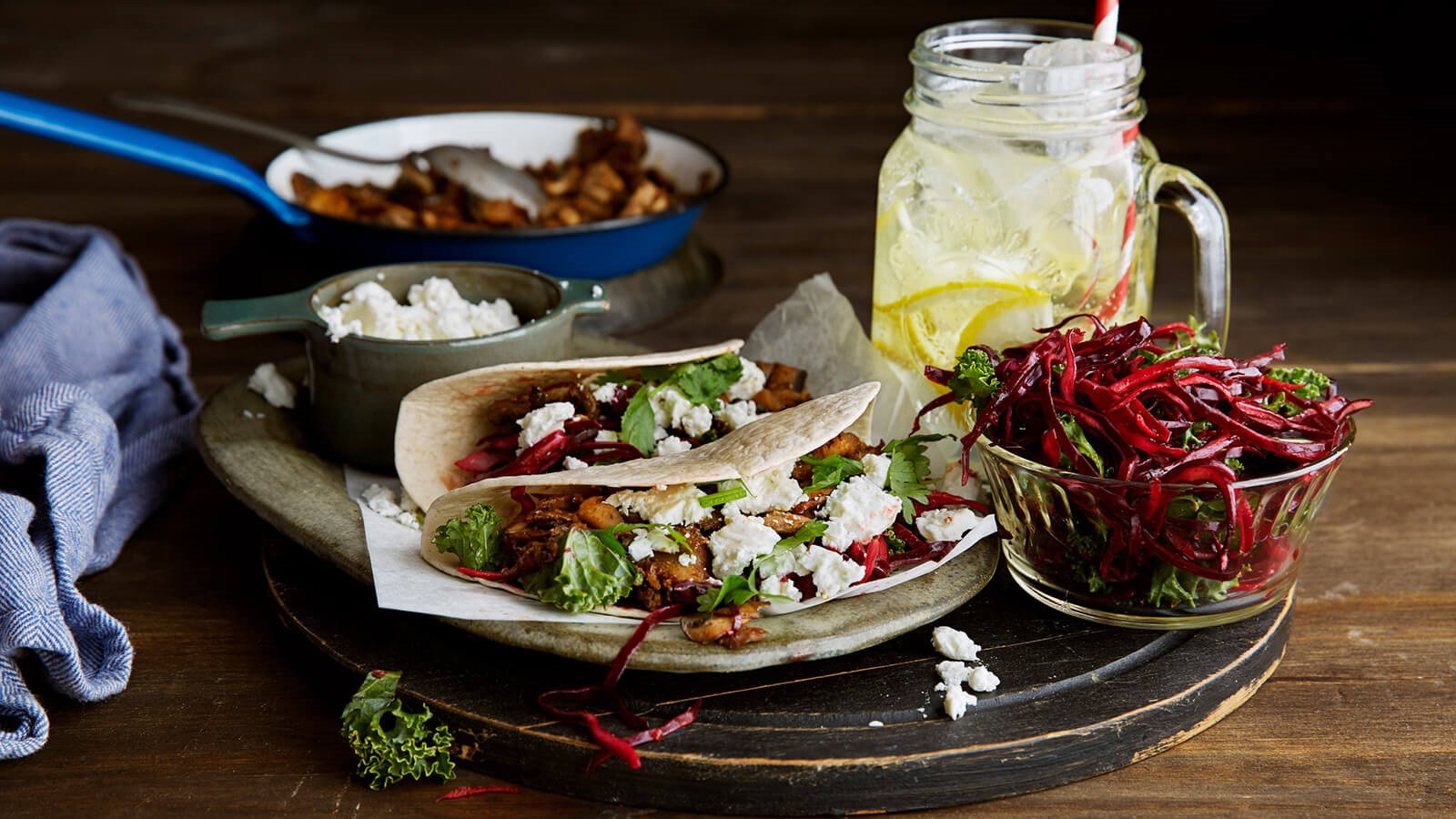 Svamptacos serverade med chipotlekål