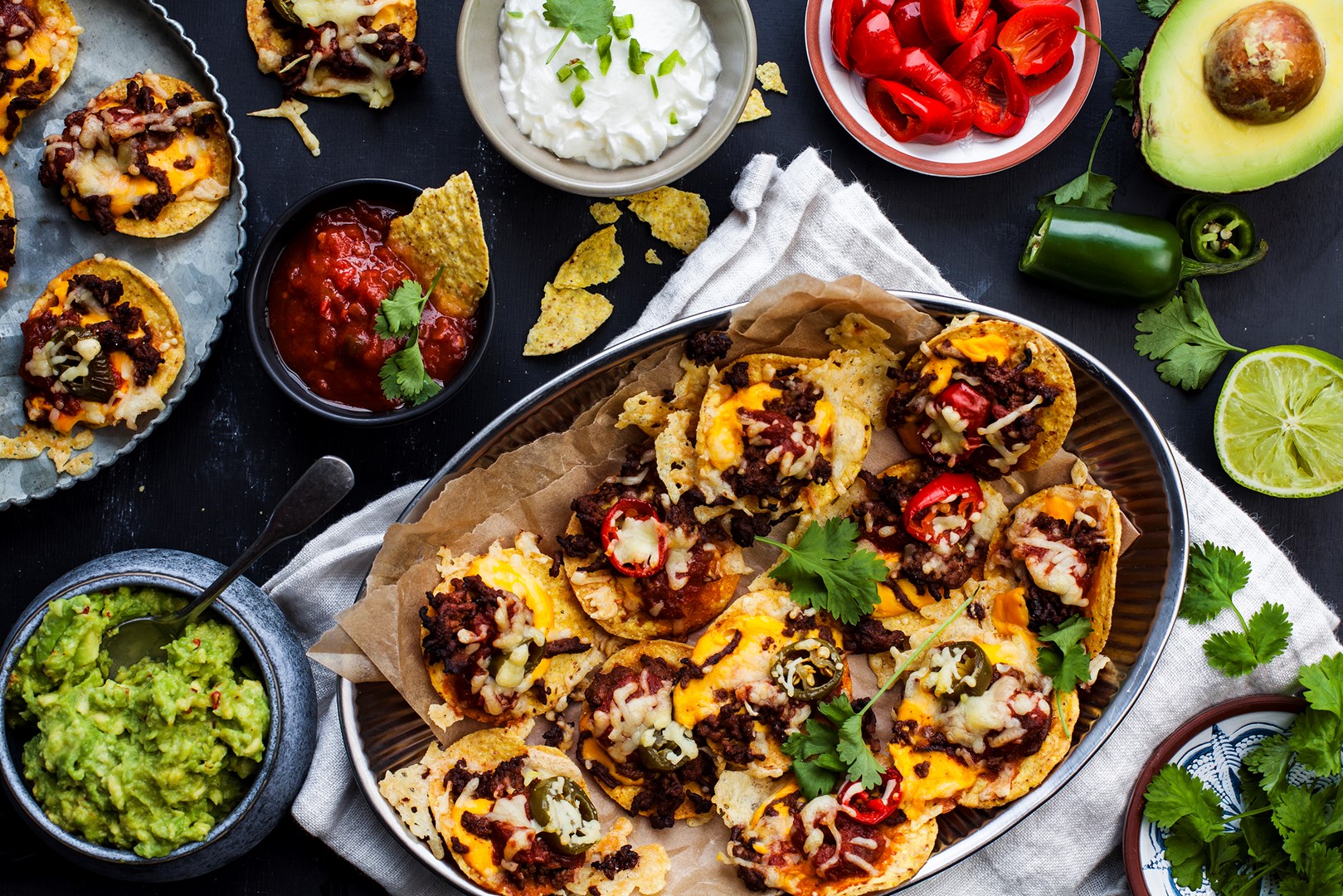 Nachotallrik med tacofärs, ost, jalapeños och guacamole