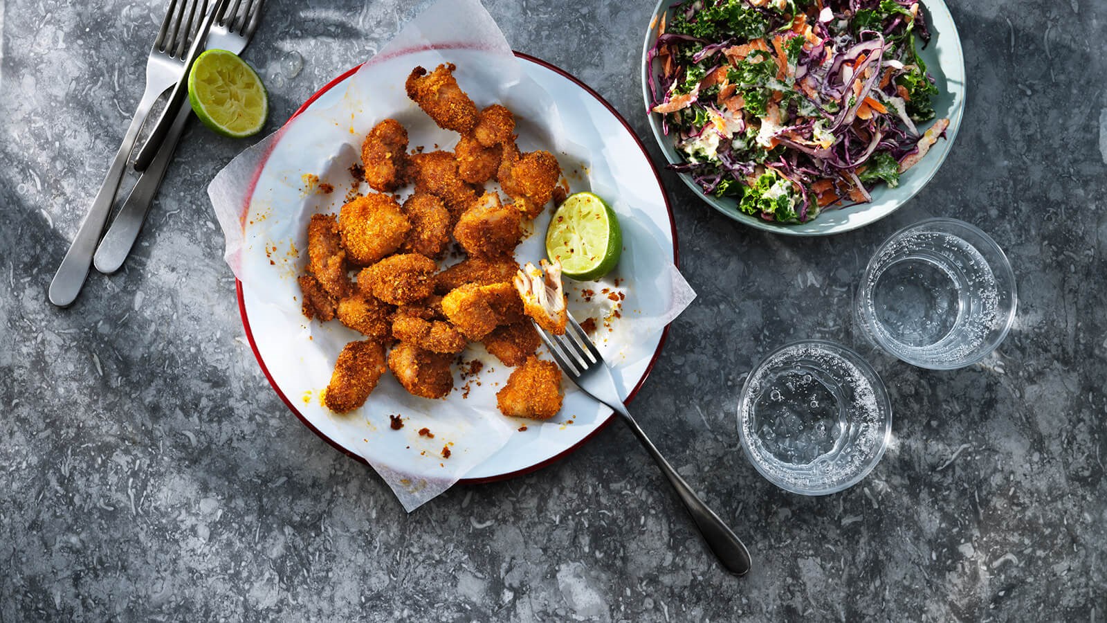 Krispiga kycklingnuggets och en skål med coleslaw