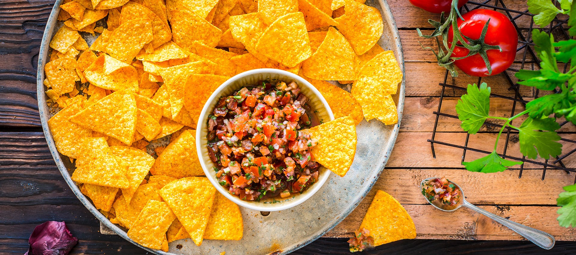 Tortilla Chips mit Bohnenpüree und Tomatensalsa