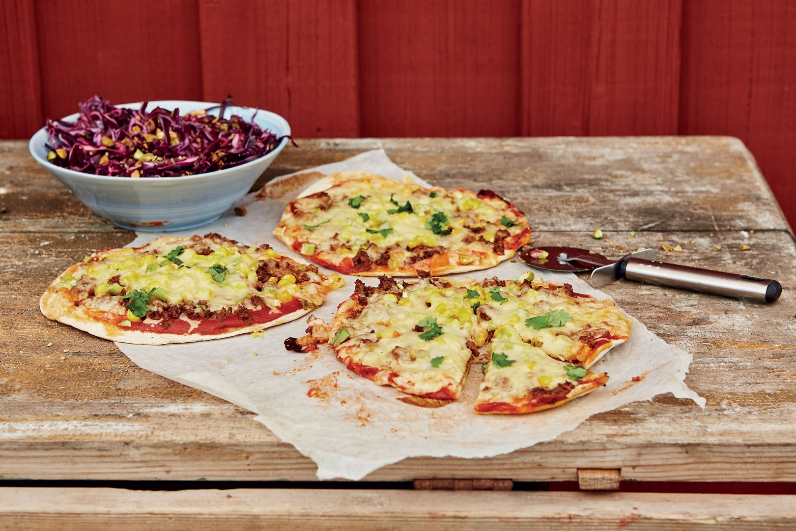 Tortillapizza med berbere-krydderi og rødkålssalat