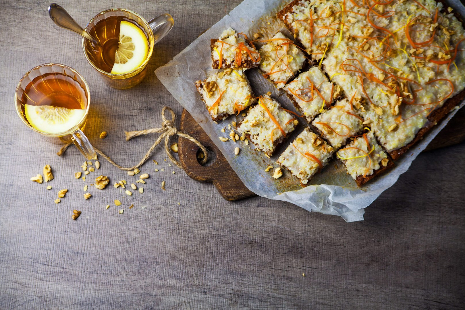 Vegansk gulerodskage med frosting af kokosnød