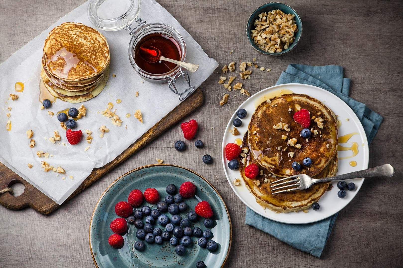 Veganska pannkakor med hallon, blåbär, lönnsirap och pekannötter