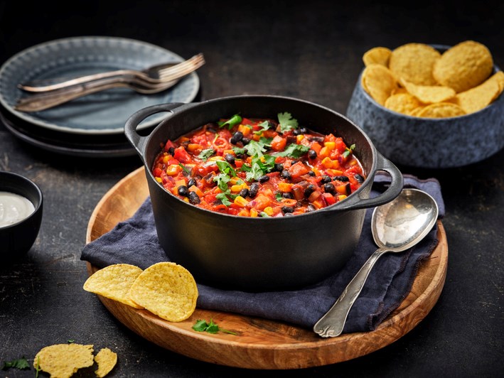 chili zonder vlees  in een pan met een bakje nachos