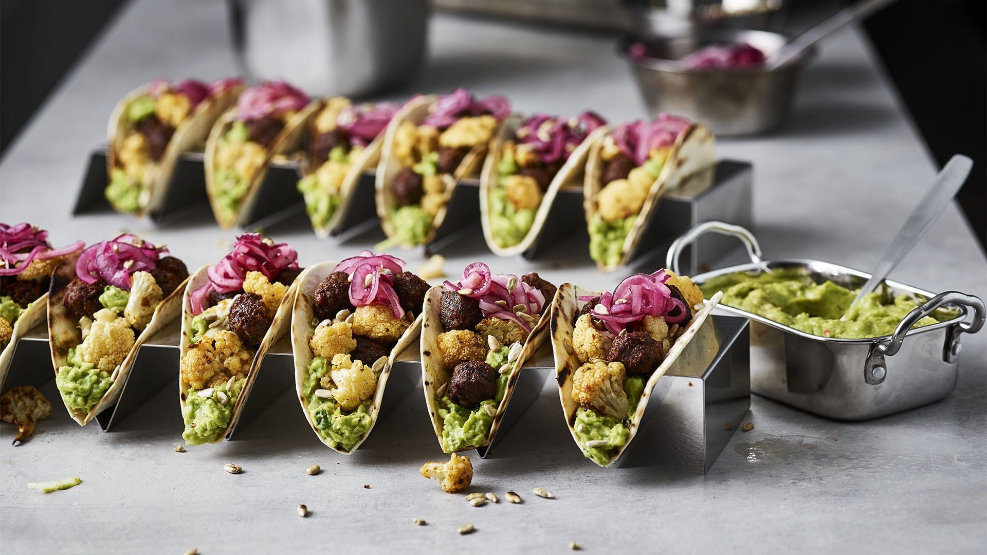 Ingefärskryddad blomkålstaco med mezebullar & guacamole