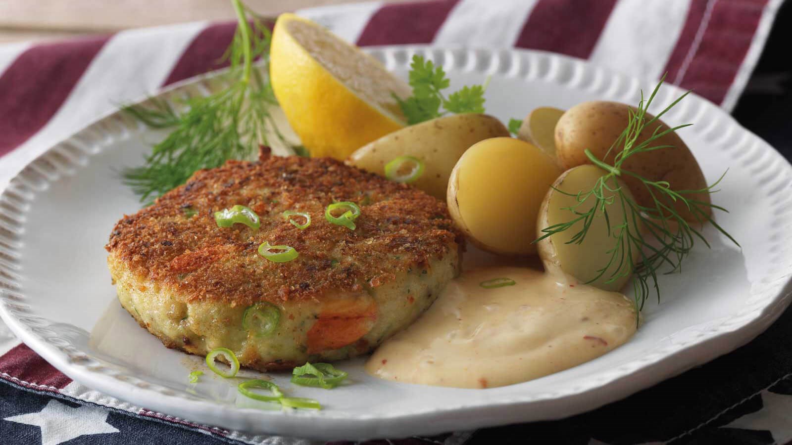 Amerikansk fisk- och krabburgare med potatis och hollandaisesås