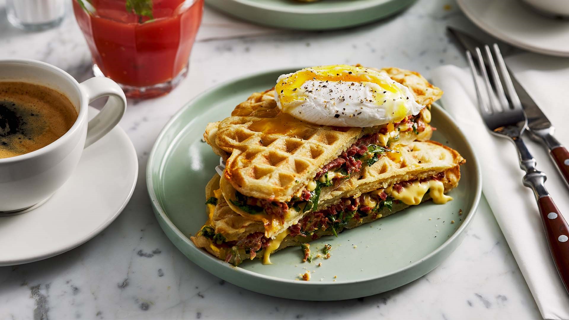 Benedict Brunch Vaffel med pocheret æg