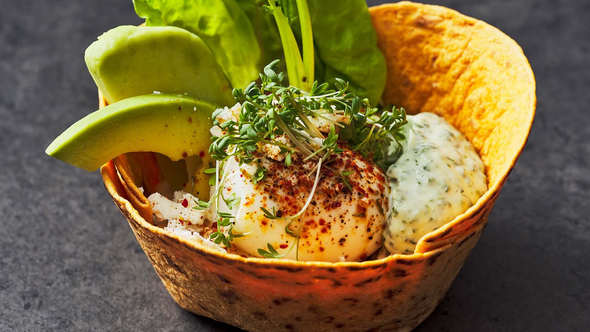 Frokost bowl med chilistekt squash, egg og fetaost