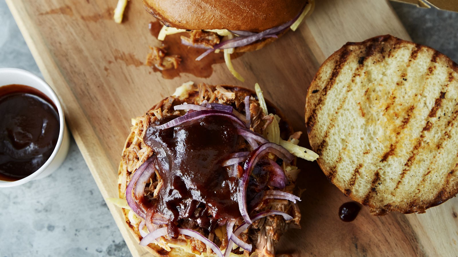 Pulled pork i brød med rødløgspickles og sprød kålsalat