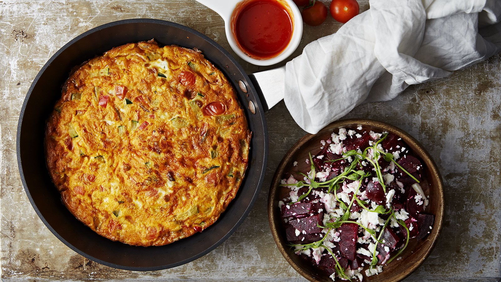 Vegetariska sriracha-frittata med rödbets- och fetaostsallad