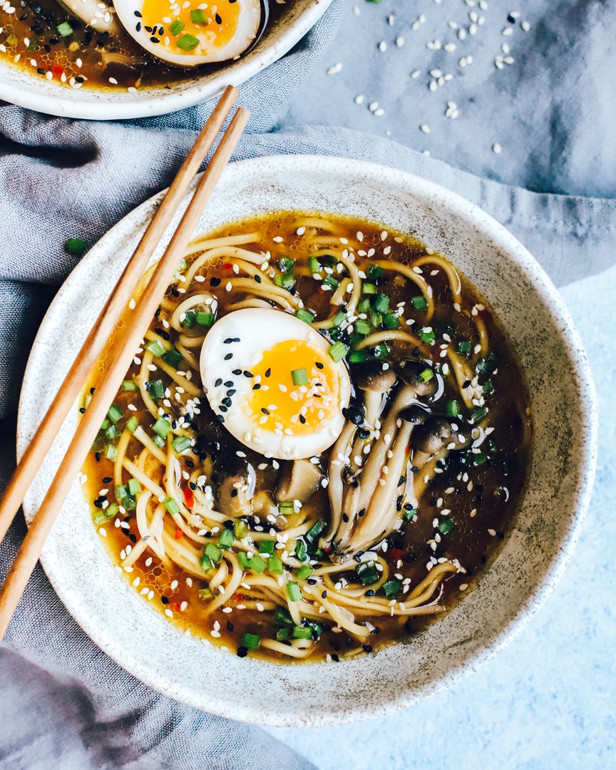 ramen bļodiņā uz galda