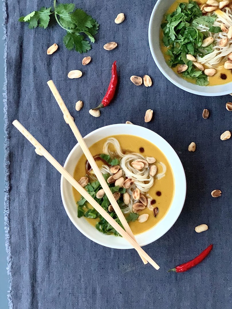 moliūgų sriuba su Ramen makaronais ir žalumynais dubenėlyje su aitriosiomis paprikomis