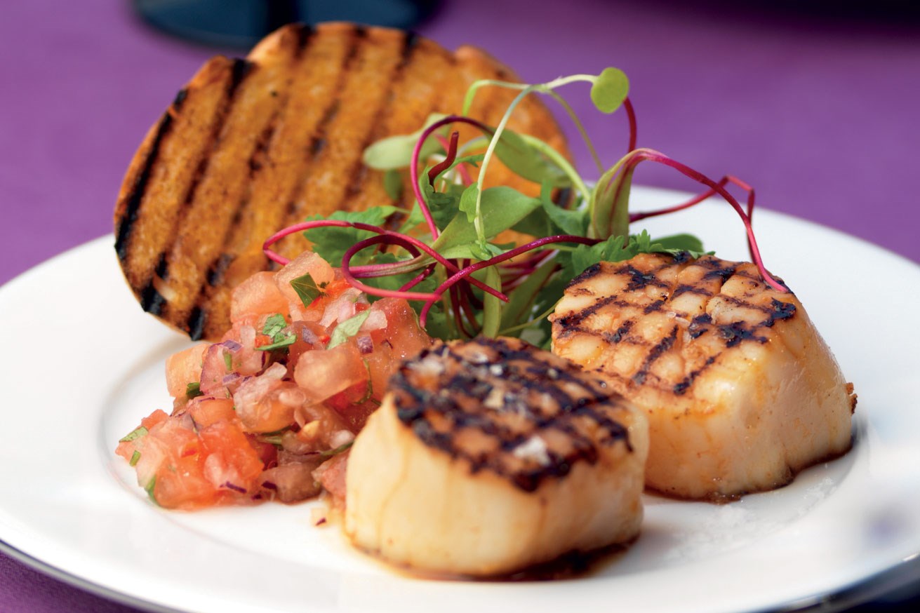 Coquilles Saint-Jacques grillées avec une salsa de tomates et une bruschetta