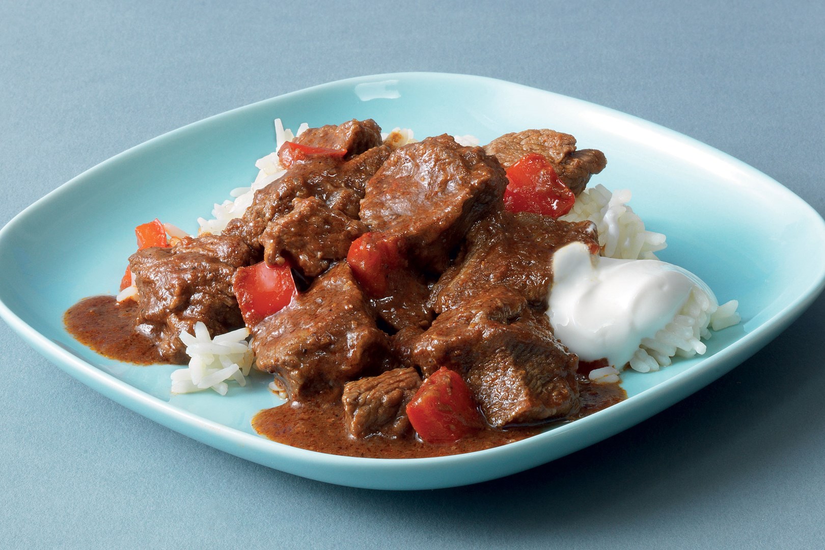 Goulash met zure room, peterselie en witte rijst