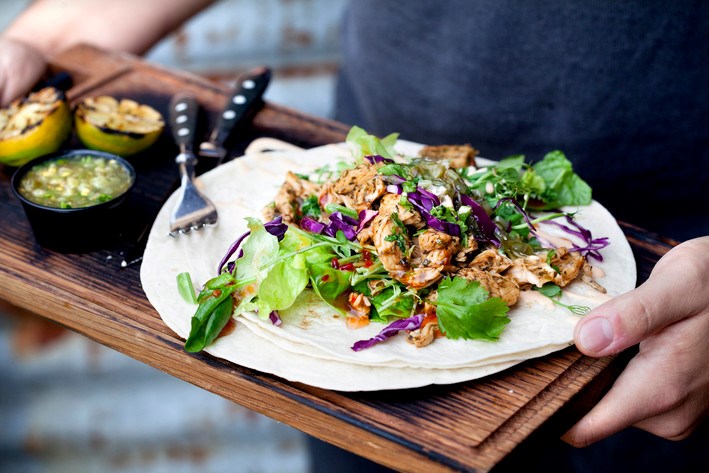 tortilla met kippenborst, groenten en limoenblaadjes