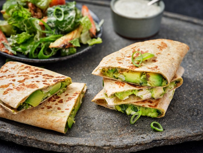 Quesadilla met kalkoen en avocado, geserveerd met salade van geroosterde groenten