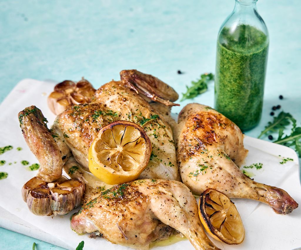 vistas cepetis ar citornu un ķiploku uz galda