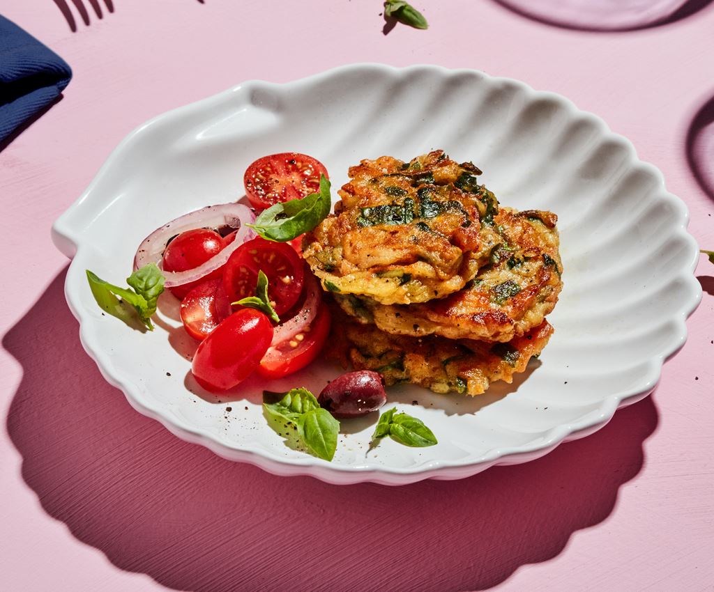 fritters med grönsaker på tallriken