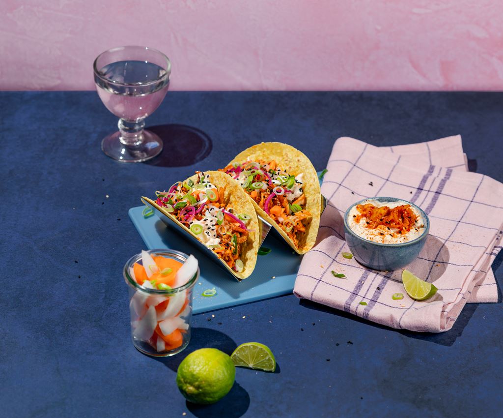 Korean BBQ kip taco’s met kimchi-yoghurtsaus en ingelegde groenten