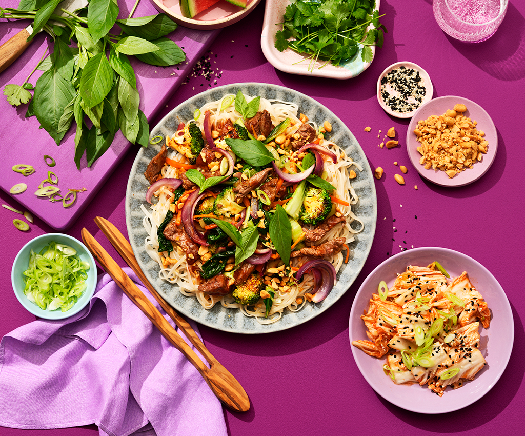 Āzijas vok maltīte, pasniegta traukos uz galda