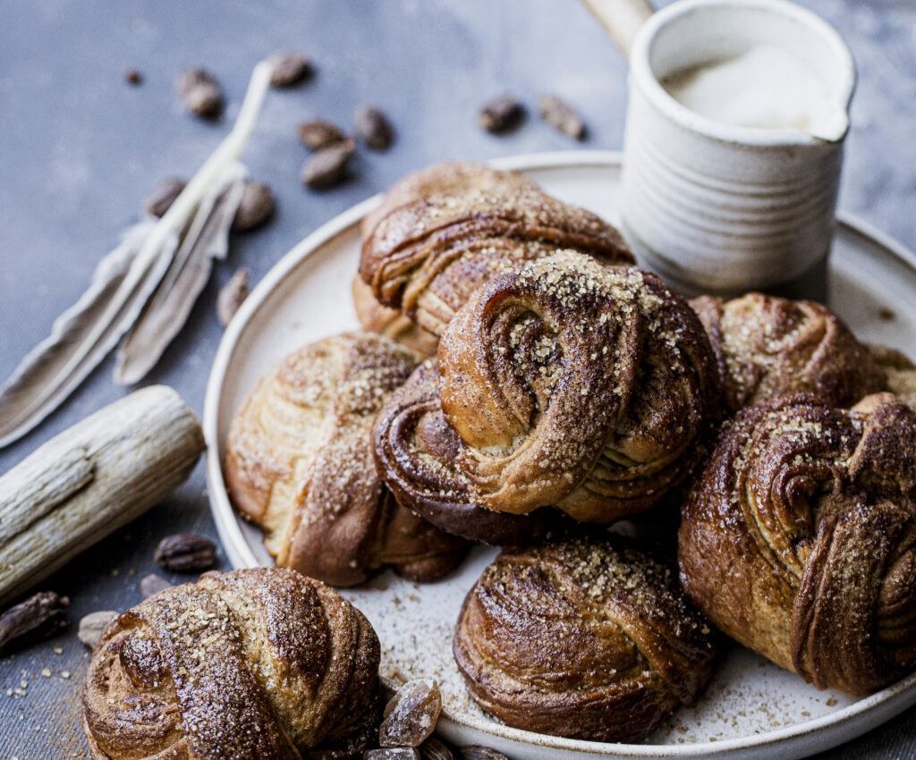 gardas kardamona maizītes šķīvī uz galda