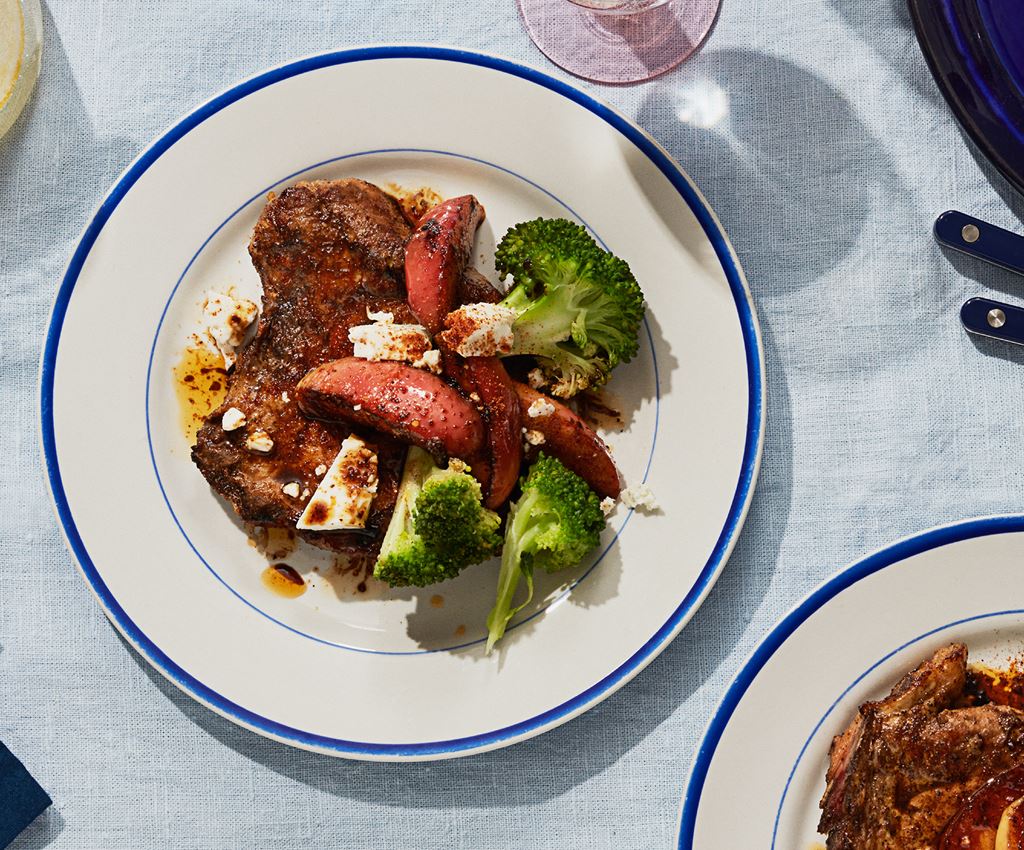 stekta fläskotletter med karamelliserade äpplen, smulad fetaost och broccoli