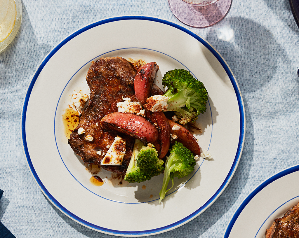 stekta fläskotletter med karamelliserade äpplen, smulad fetaost och broccoli