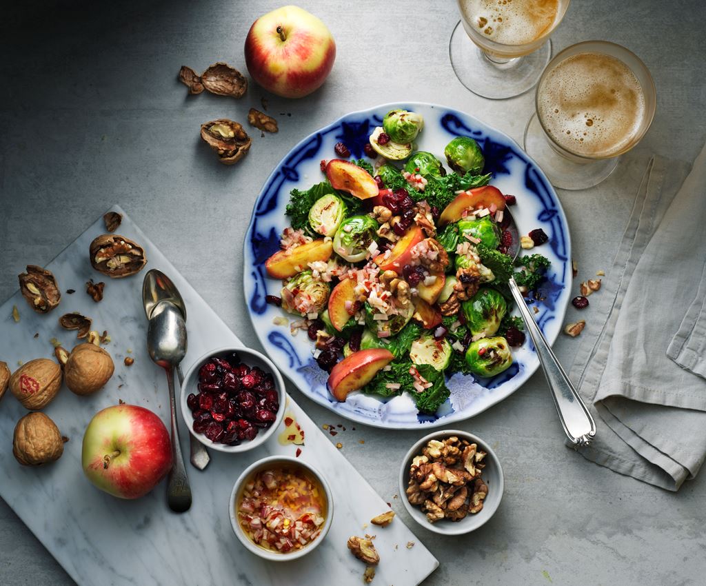 Salat med rosenkål, grønkål, æble og ristede valnødder