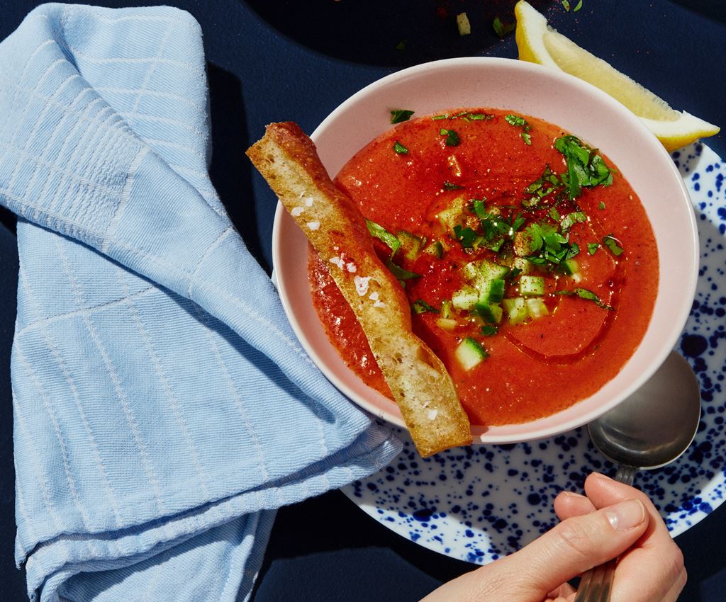 gazpacho med tilbehør serveret på tallerken