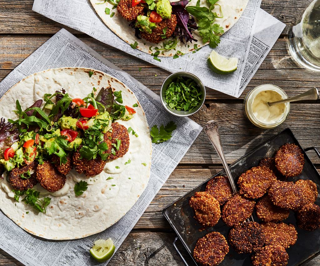 tortilla och nuggets på ett bord