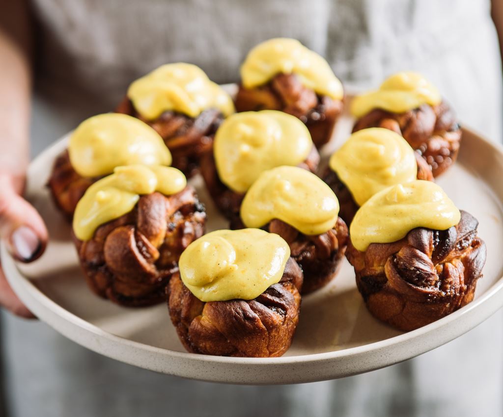 kanēļa kēksiņi uz paplātes