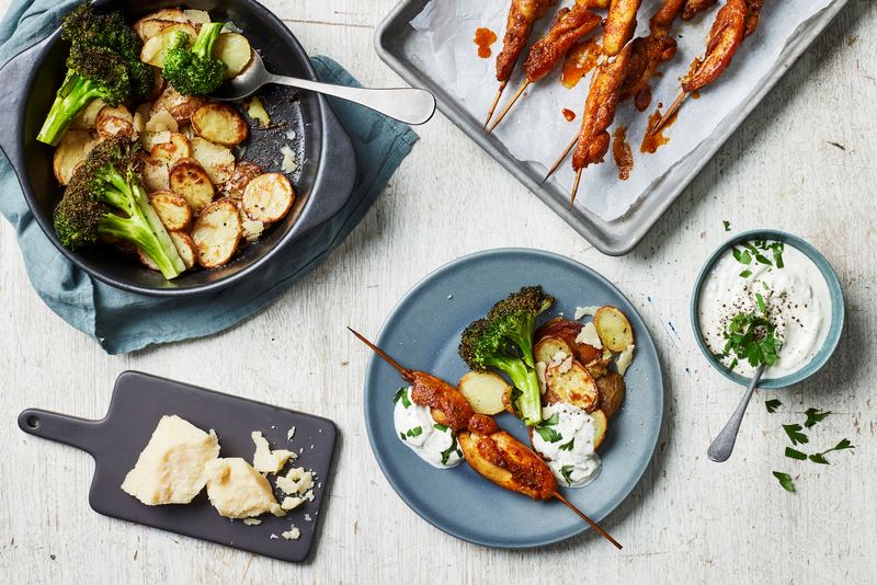 Petites brochettes de poulet, pommes de terre et sauce au yaourt