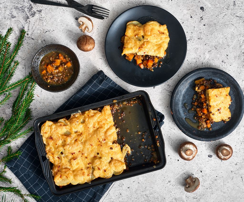 kartupeļu un lēcu sacepums, pasniegts uz galda