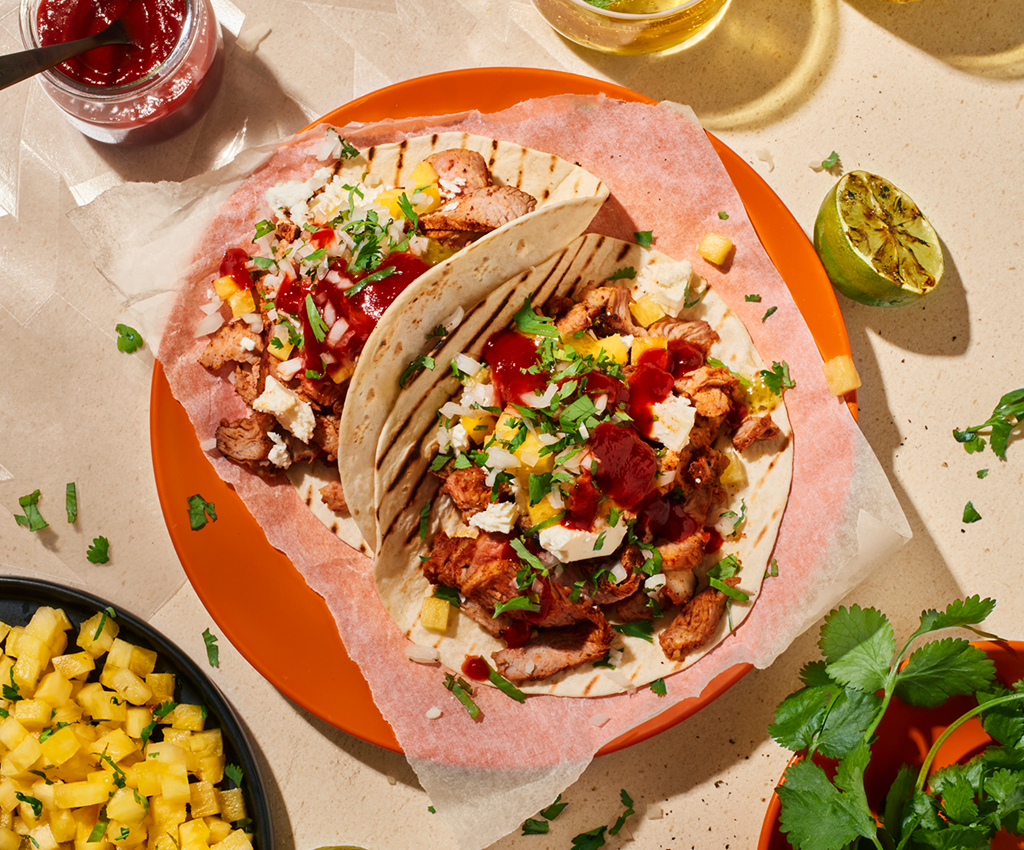 Grillade tortillas fyllda med ingredienser och serverade med tillbehör