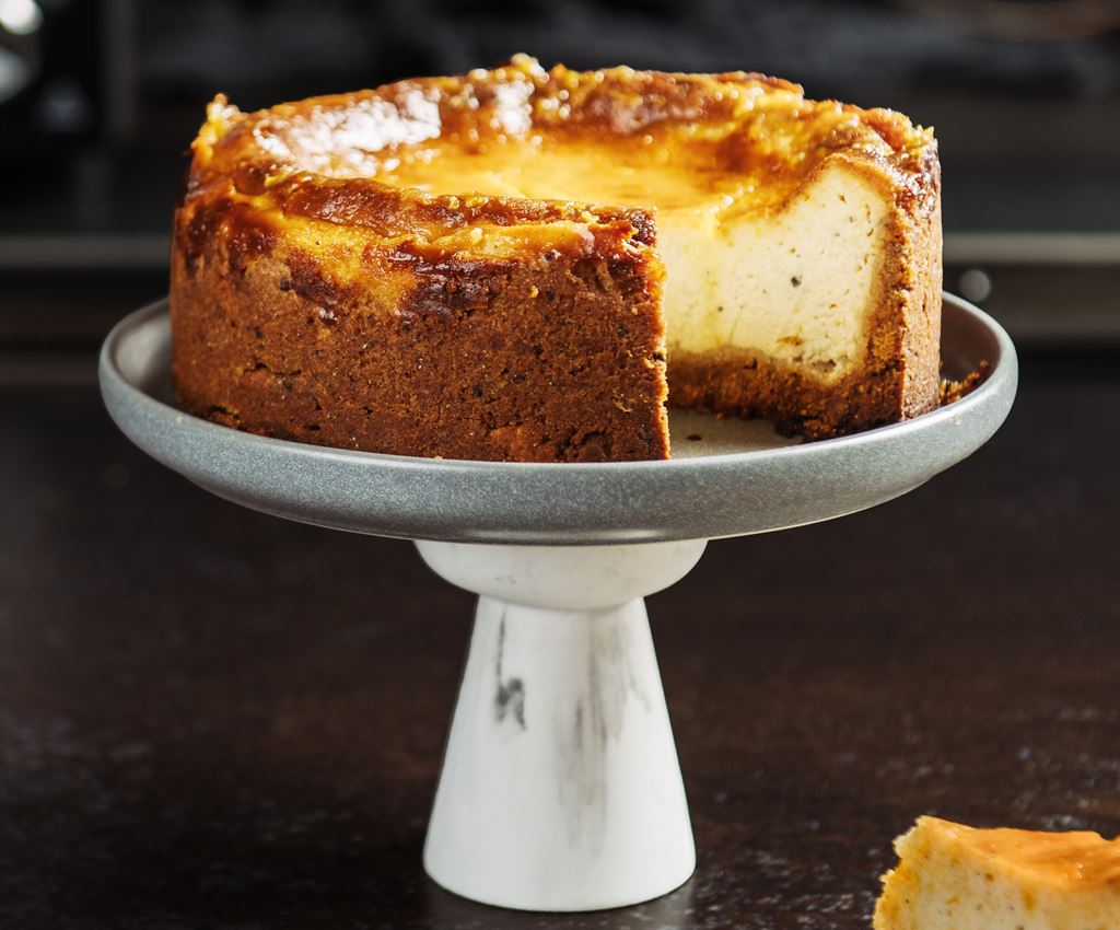 kardamona siera kūka traukā uz galda