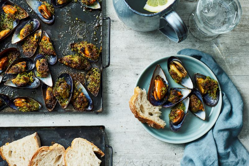 Moules gratinées au vin blanc et pain au levain