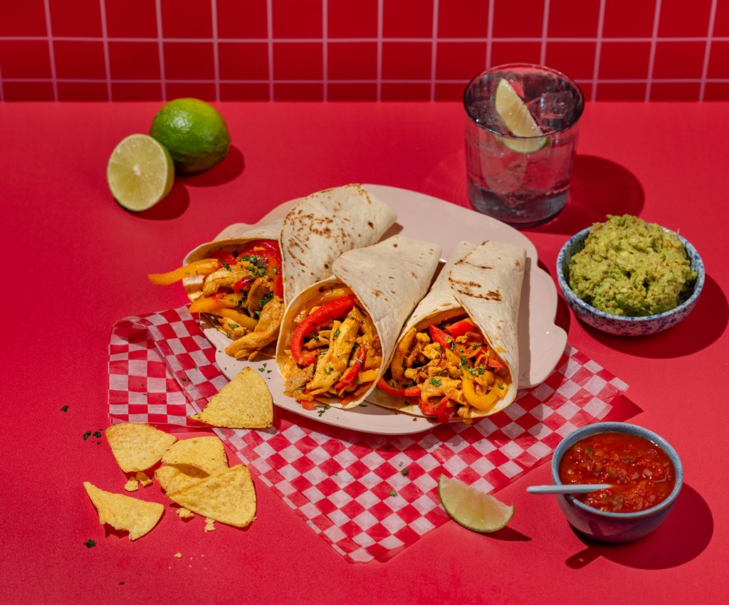 Kip fajita’s met ui, paprika, kool en salsa
