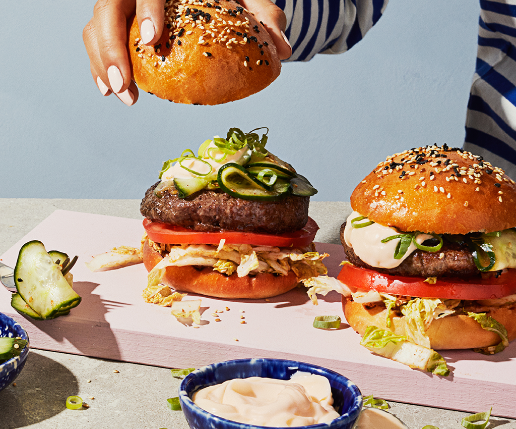 Burger bbq coréen au concombre et kimchi rapide