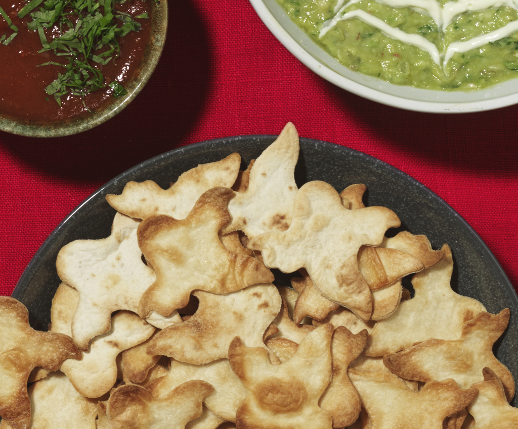 Spökformade tortillachips serverade i en skål