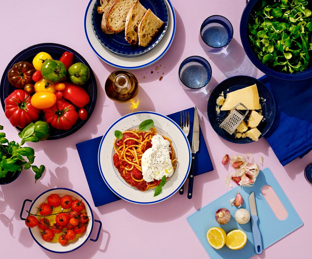 Pasta, pasniegta uz šķīvja ar piedevām